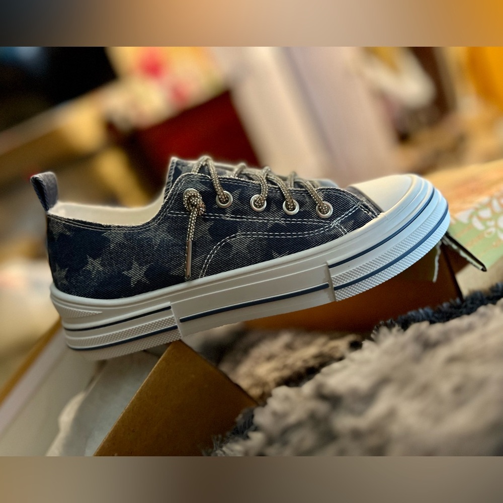 Brand new very G sparkling strings blue with stars sneakers sz 8